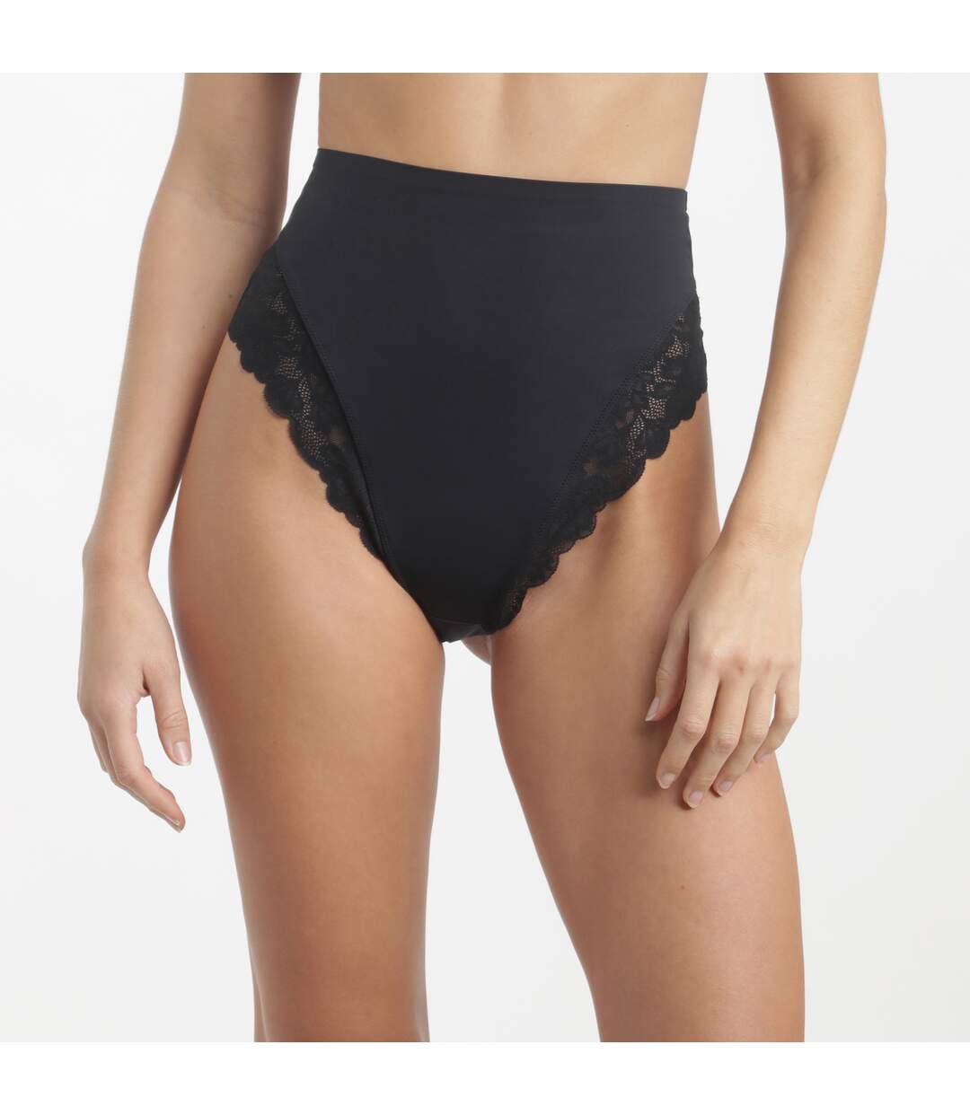 String galbant taille haute avec dentelle-1