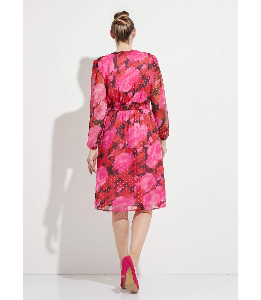 Robe cache-coeur courte voile imprimé motifs dorés-2