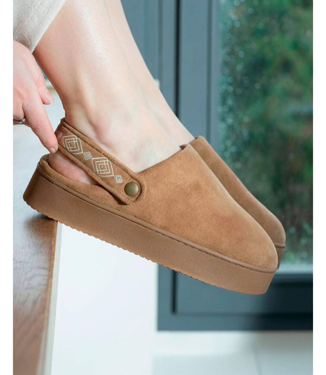 Isotoner Chaussons Mules femme suédine plateforme de 3,5 cm, confort mousse optimal-2