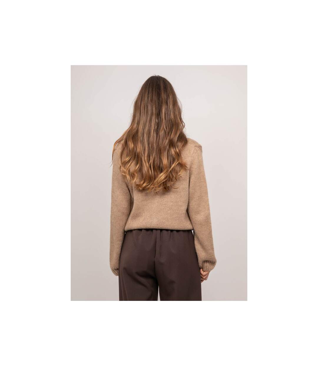 Gilet en maille douce col V et boutons bijoux KEVALA - Dona X Lisa-2
