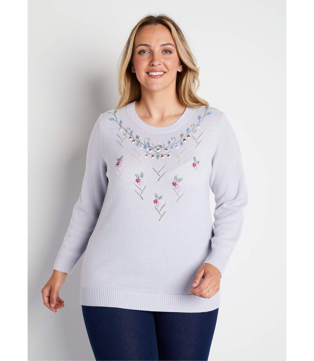 Pull doux uni brodé ajouré col rond-1