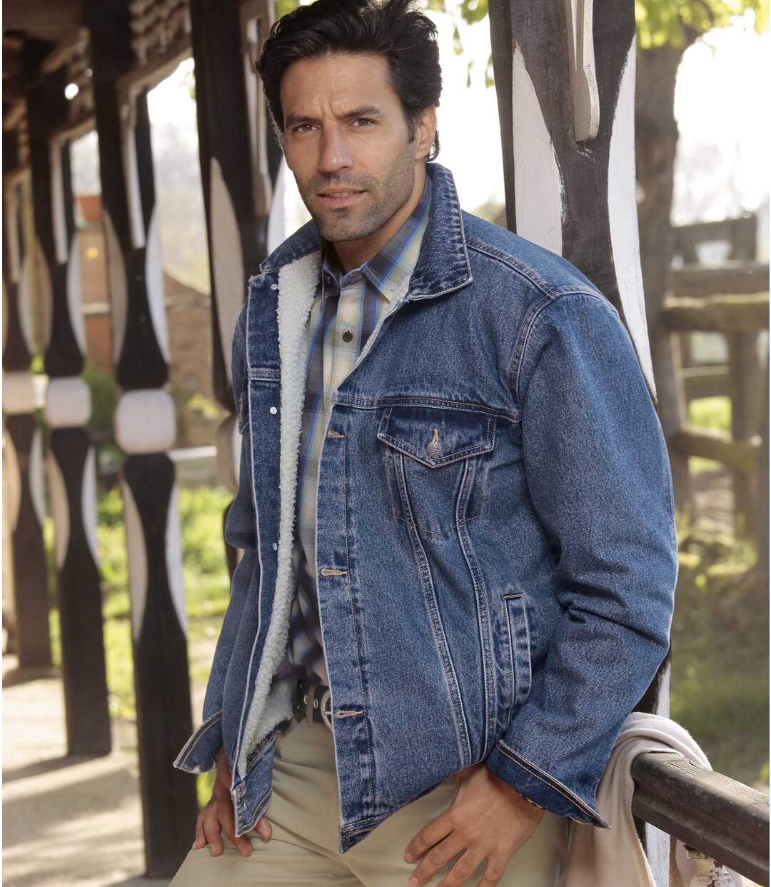 Мужчина в джинсовой куртке