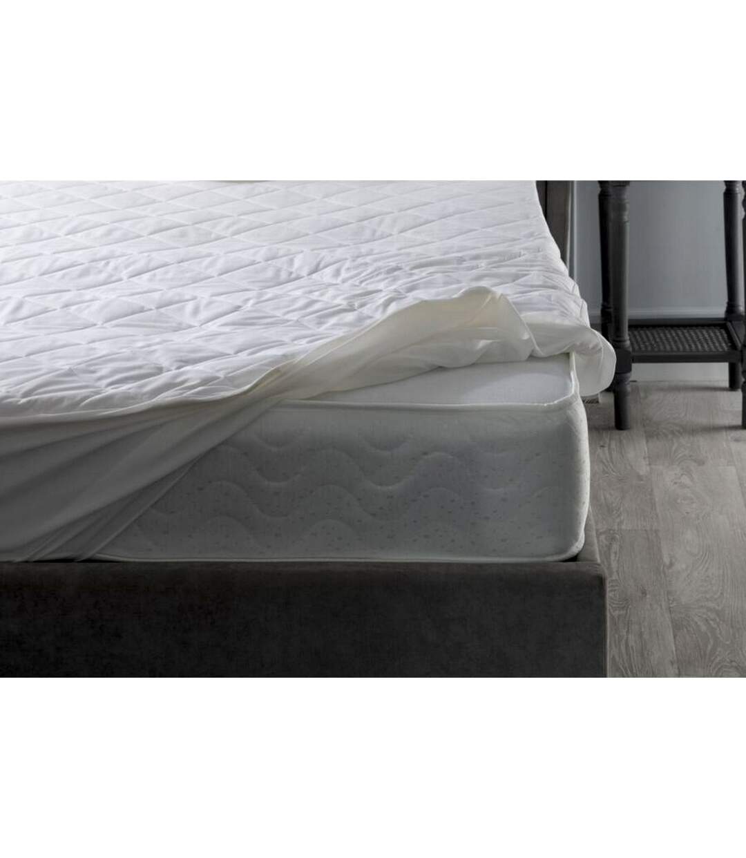 Hotel suite quilted mattress protector 190cm x 122cm white Belledorm