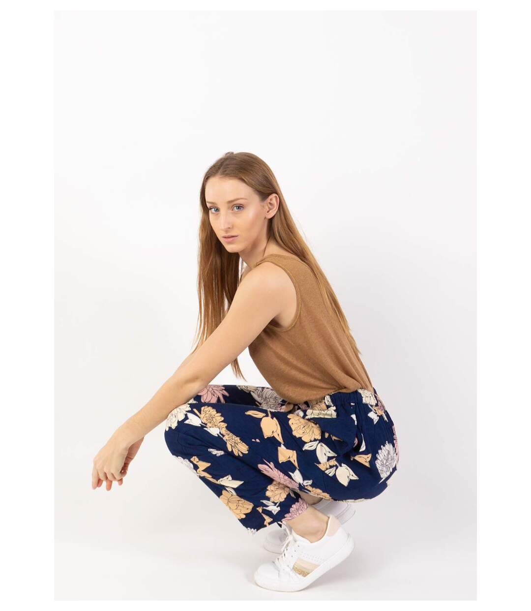 Pantalon casual CHARLY imprimé fleuri bleu marine Coton Du Monde