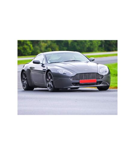 Stage de pilotage : 2 tours en Aston Martin V8 Vantage sur circuit - SMARTBOX - Coffret Cadeau Sport & Aventure