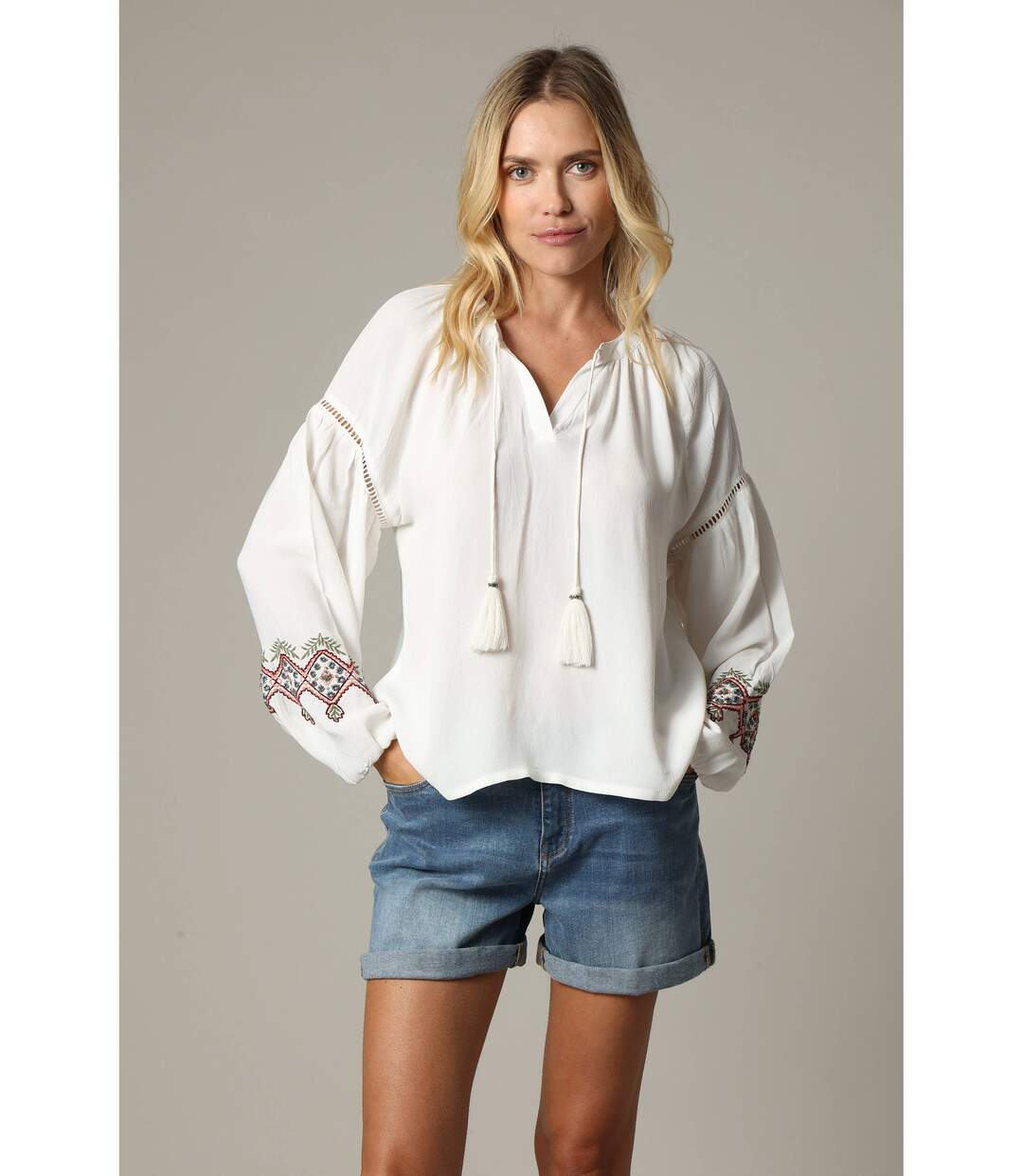 Blouse ample avec tissu gaufré, manches bouffantes et application brodée AMRIT-1