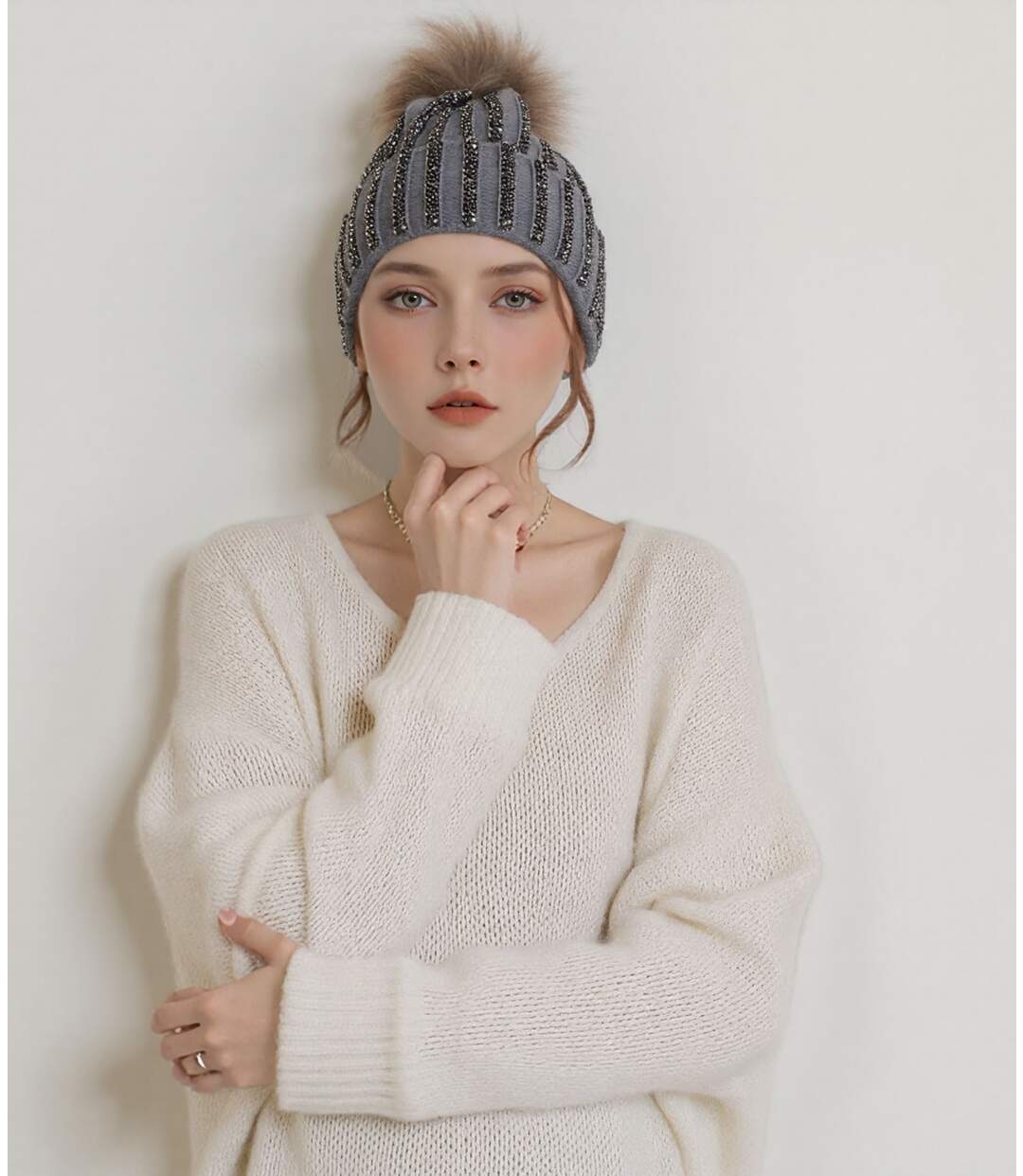 Bonnet Fashion Chic Femme avec Pompon en Fourrure et Strass - 100% Acrylique - Couleur Gris-5