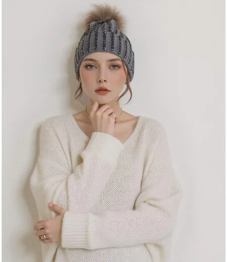 Bonnet Fashion Chic Femme avec Pompon en Fourrure et Strass - 100% Acrylique - Couleur Gris
