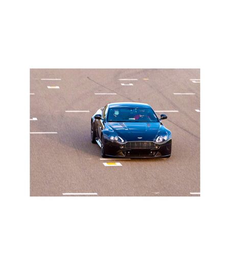Stage de pilotage : 3 tours sur le circuit de Nogaro en Aston Martin V8 Vantage - SMARTBOX - Coffret Cadeau Sport & Aventure