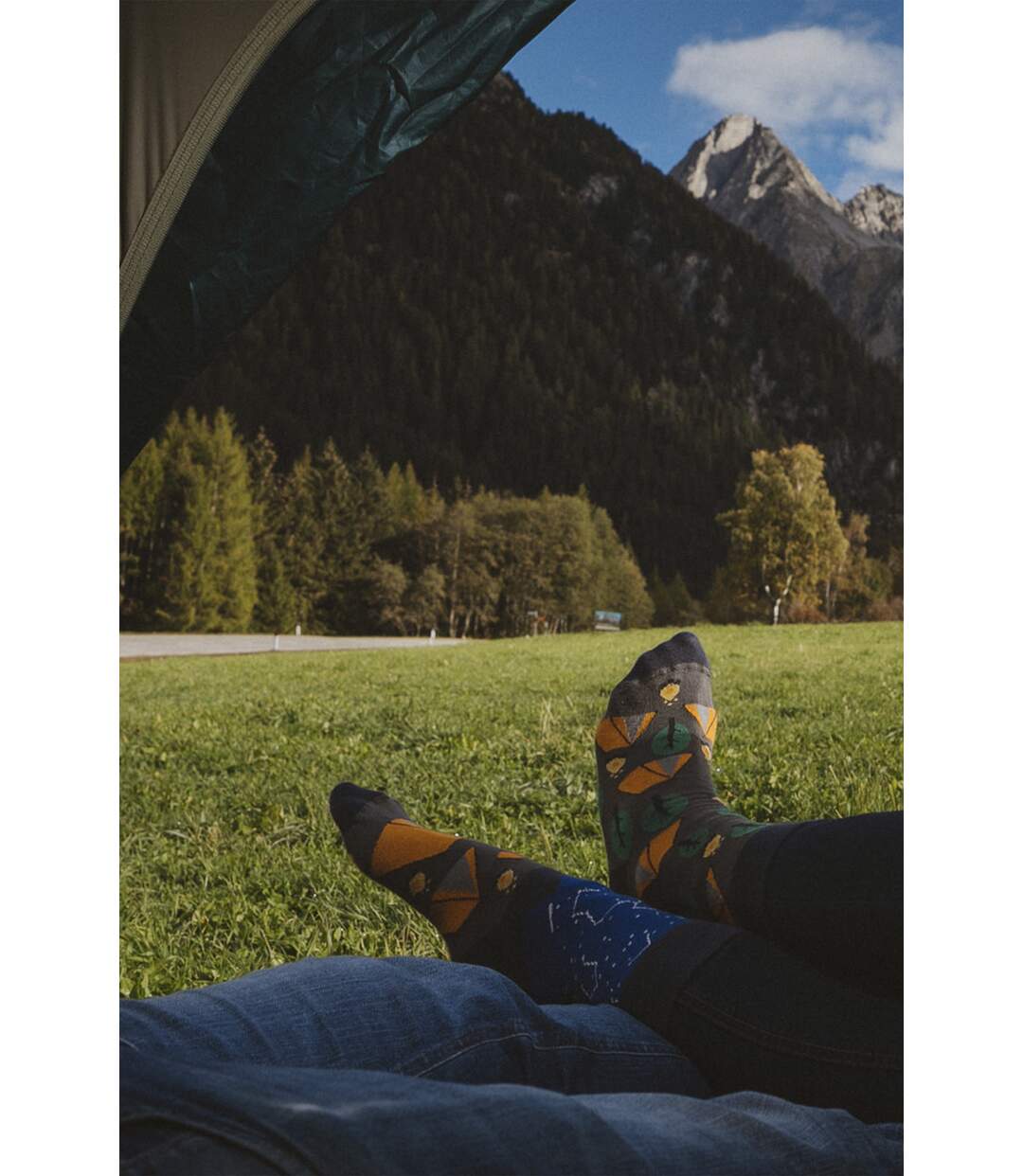 SPOX SOX - Unisex Novelty Odd Socks - Camping