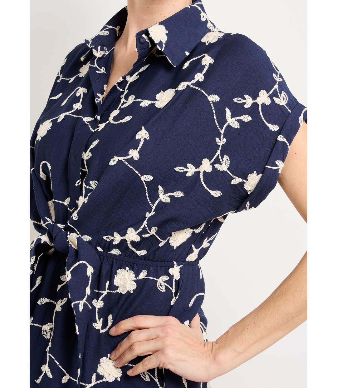 Robe courte taille nouée, fleurs brodées-3