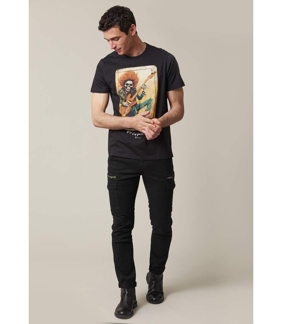 tshirt col rond avec imprimé carte avec rockeur et tête de mort CARD-3