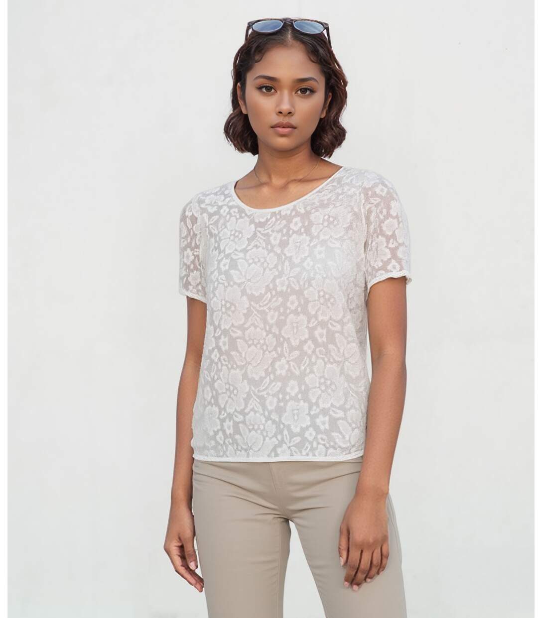 Tee-shirt femme écru - Col rond et manches courtes - Un essentiel chic et polyvalent-3