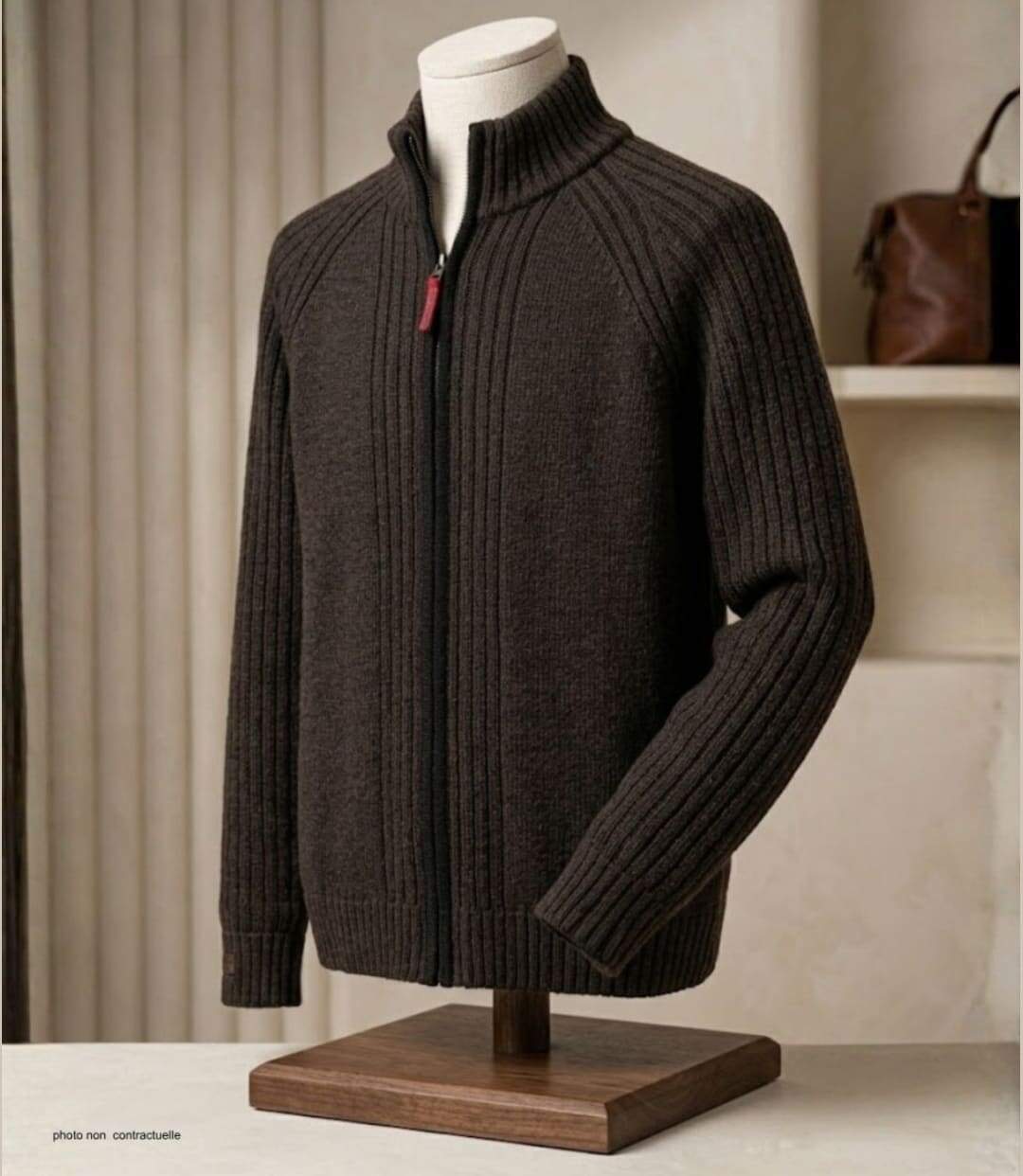 Cardigan homme WINCHESTER CAIMAN2N zippé noir : l'alliance parfaite de la laine et du style raffiné-3