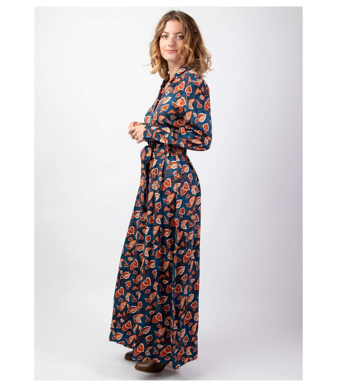 Robe longue en viscose épais bleu VAIANA motif feuillage automnal Coton Du Monde