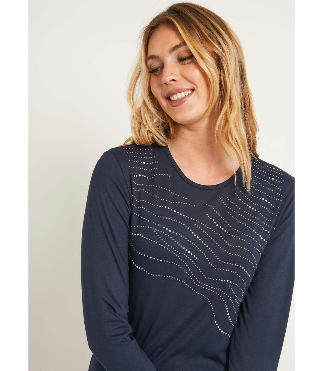 T-shirt uni droit court avec strass col rond-4