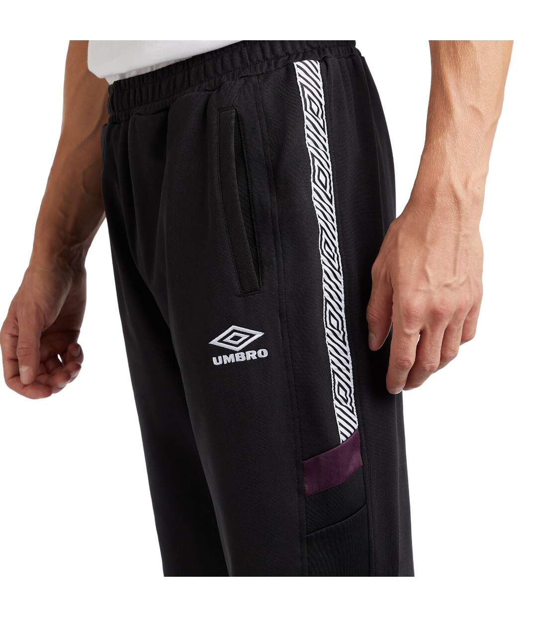 Mens sports style club tricot jogging bottoms black/potent purple Umbro-4