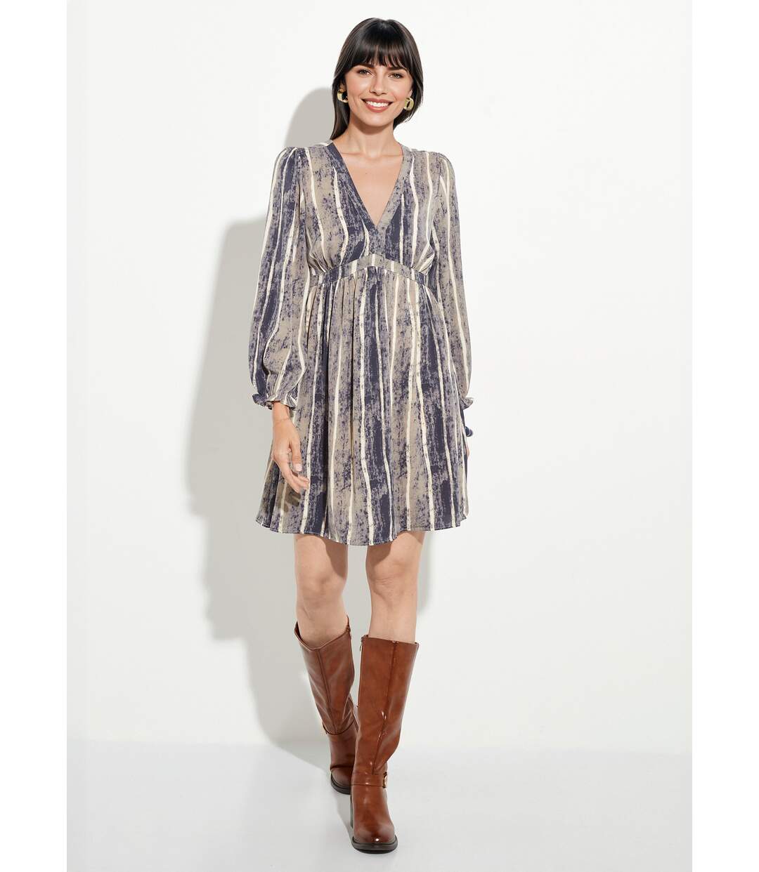 Robe courte col V taille haute plissée-1