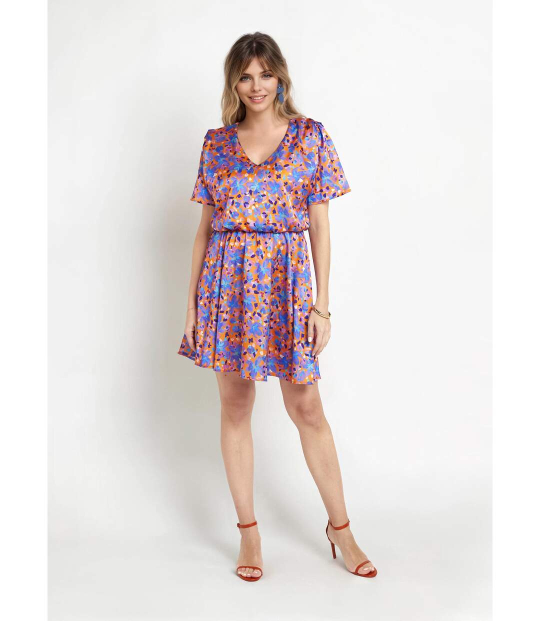Robe courte satinée col V, motif fleuri-1