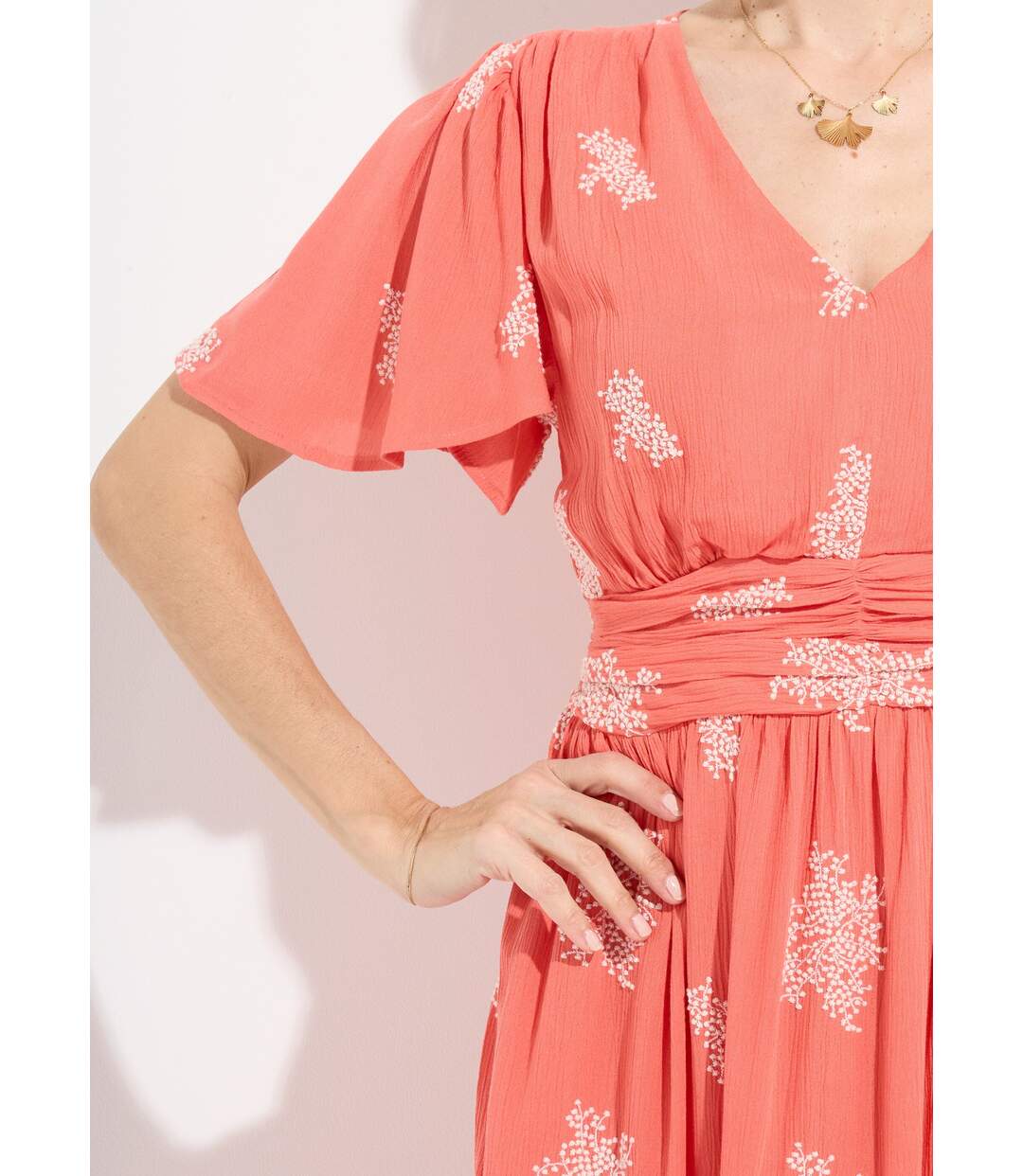Robe longue col V brodée smockée dos-3