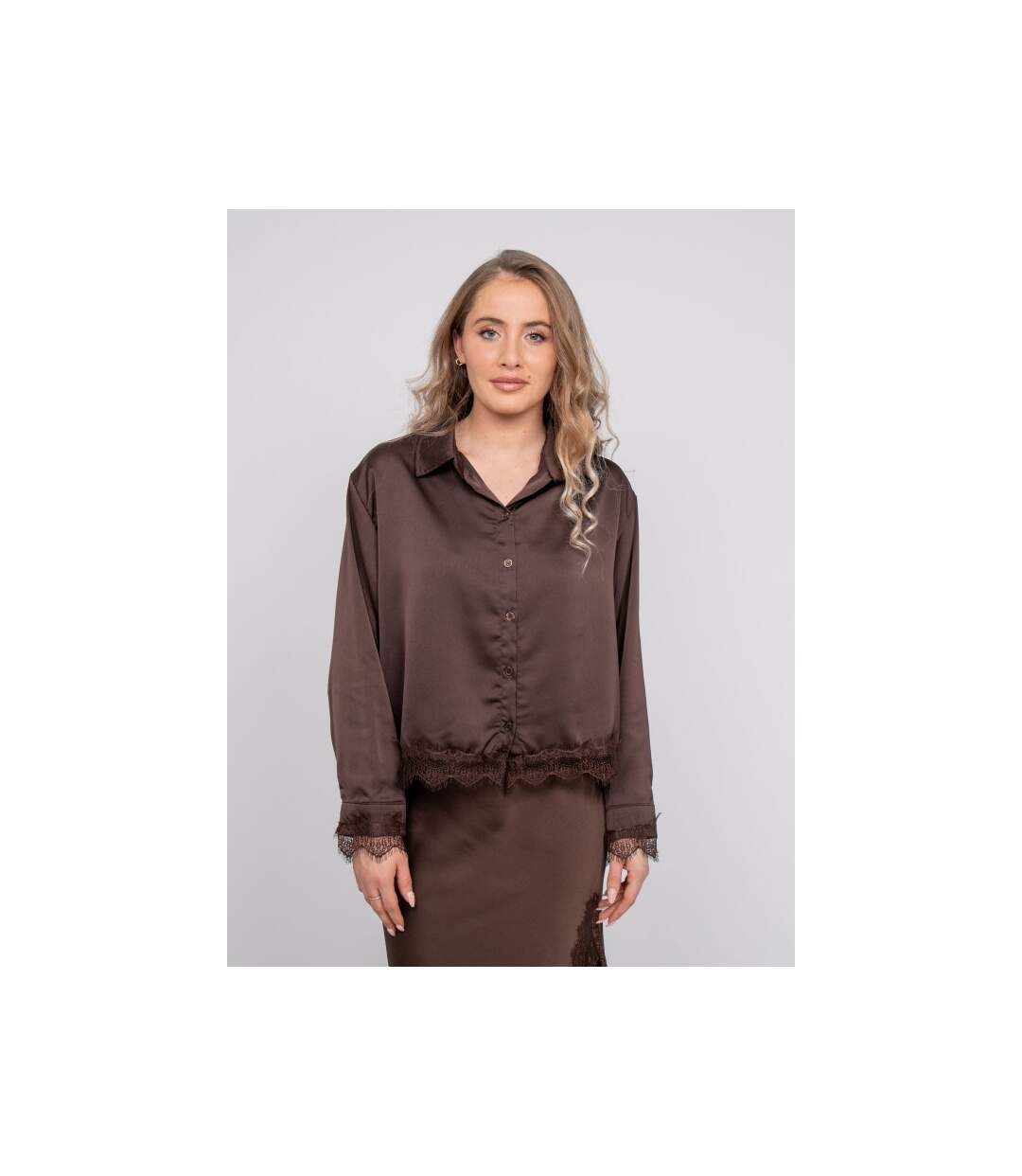 Chemise courte en satin bordée de dentelle OLENKA - Dona X Lisa-1