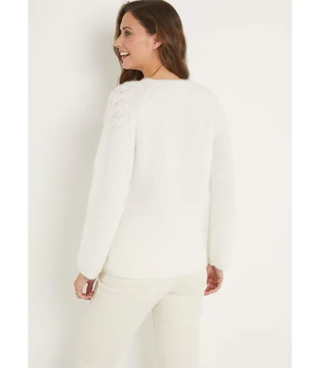 Pull doux maille poilue col rond perlé ajouré