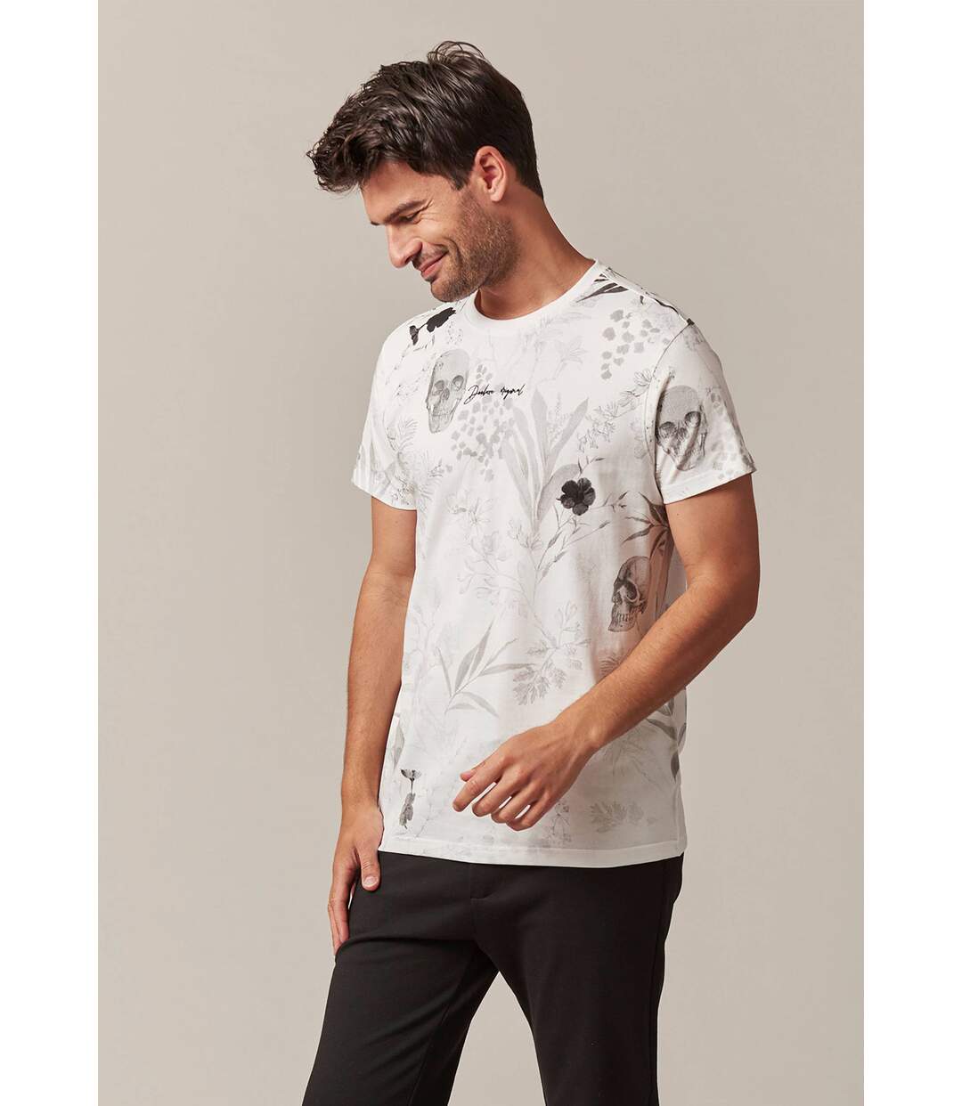 tshirt col rond avec motif floral et tête de mort, et impimé lettrage sur le devant BOTANICAL