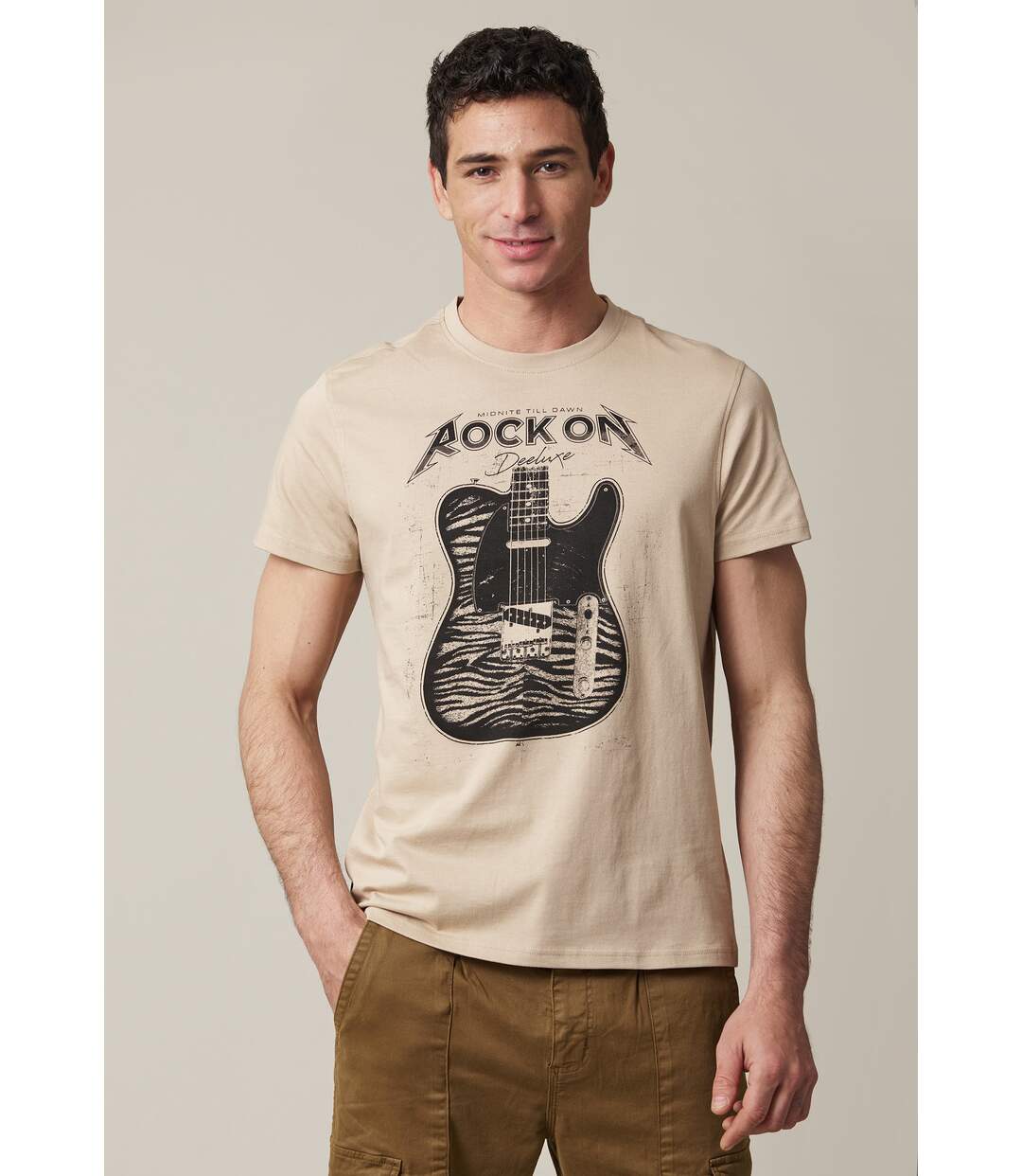 tshirt col rond avec imprimé guitare sur le devant ROCKON