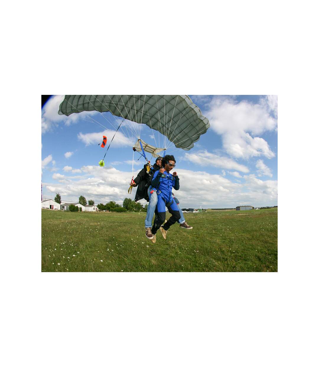 Saut en parachute en tandem près de Dijon - SMARTBOX - Coffret Cadeau Sport & Aventure