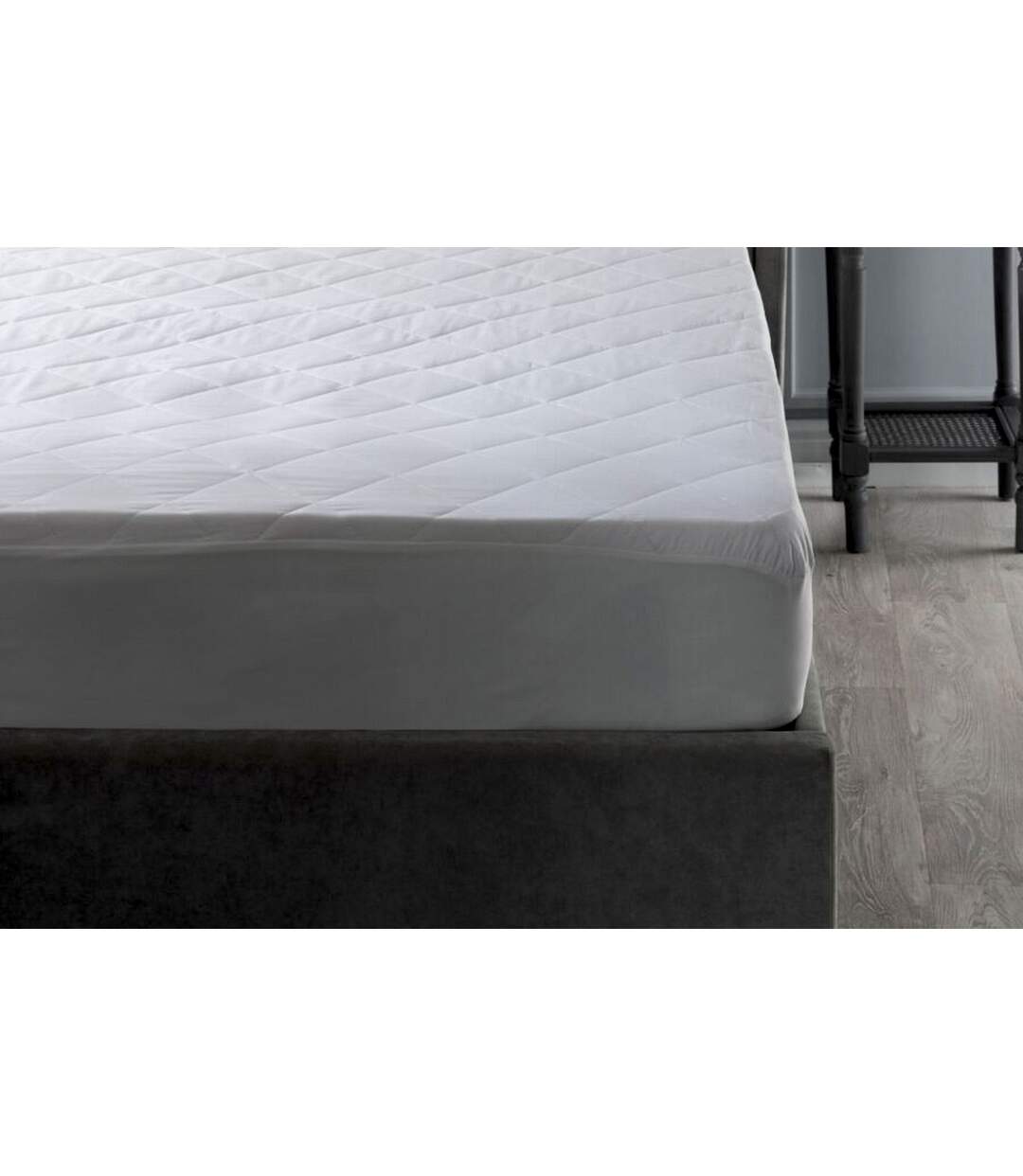 Hotel suite quilted mattress protector 190cm x 122cm white Belledorm