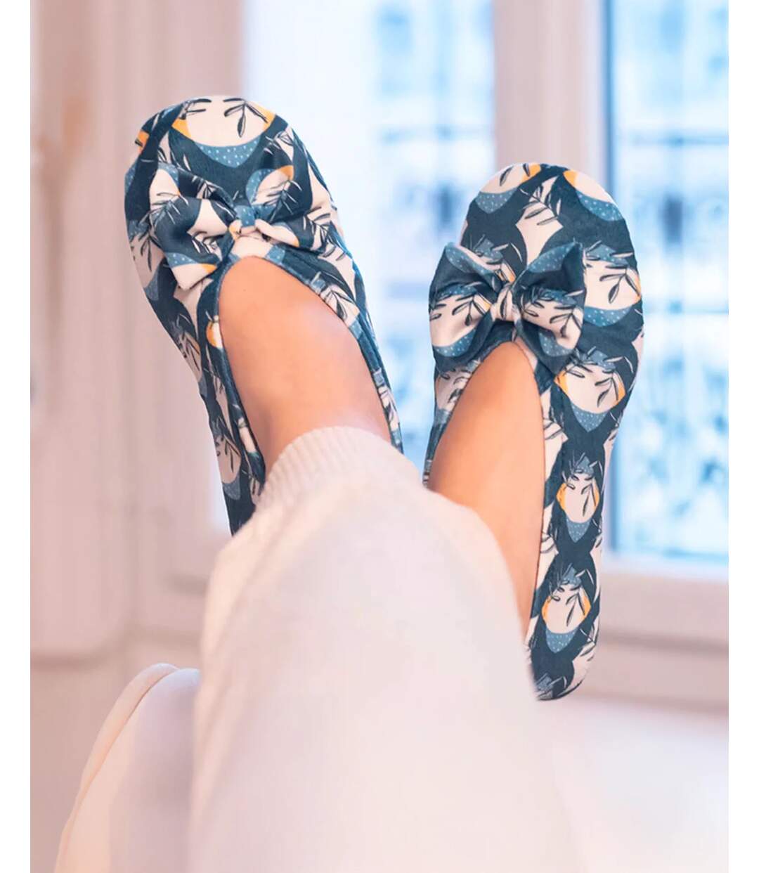 Isotoner Chaussons Ballerines femme grand nœud et semelle en cuir-2