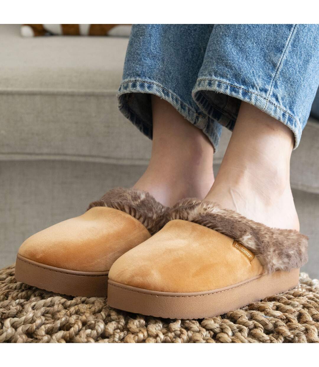 Isotoner Chaussons Mules femme velours ultra doux, compensées-2