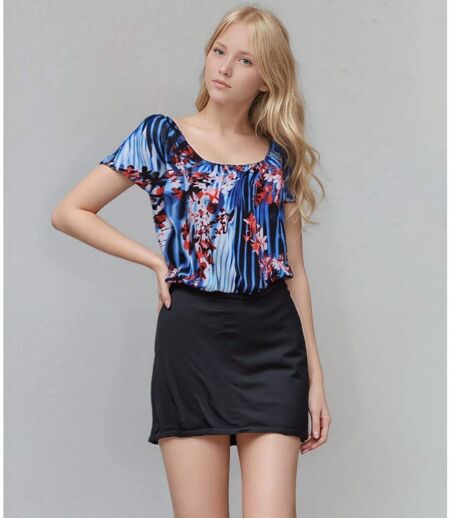 Robe manches courtes chic en noir et bleu avec imprimé floral, parfaite pour briller en toute occasion