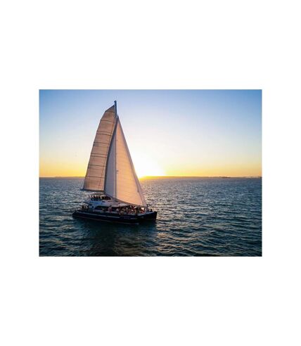 Balade en catamaran pour 2 personnes depuis La Rochelle au coucher du soleil avec champagne - SMARTBOX - Coffret Cadeau Sport & Aventure