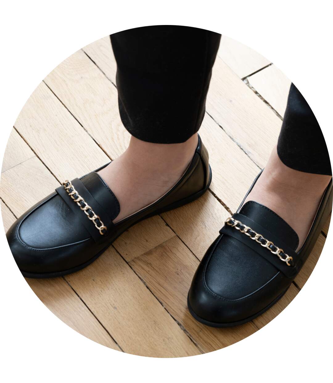 Isotoner Mocassins femme légers, confortables et modernes, avec un détail chaine dorée-2