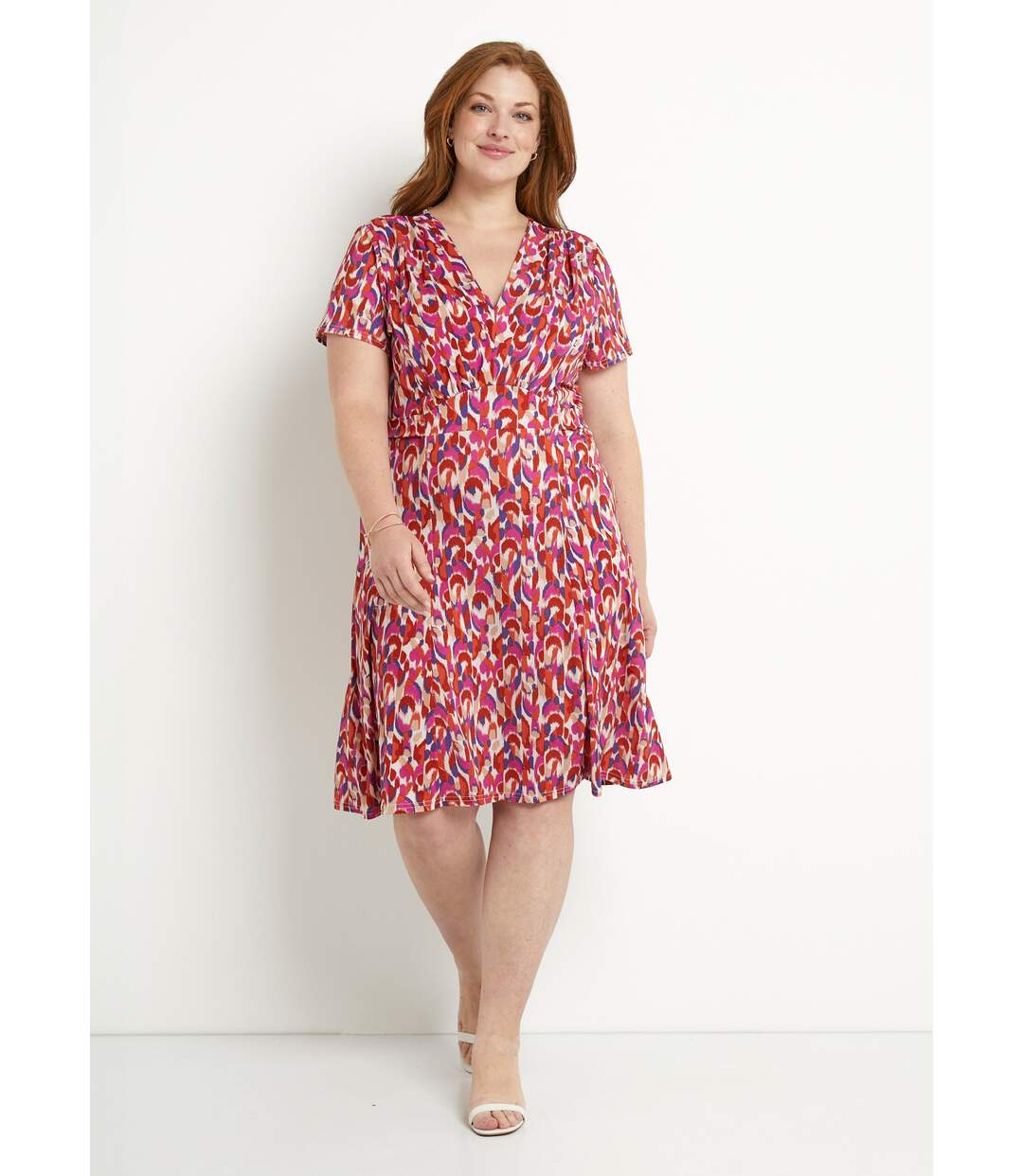Robe courte col V graphique base évasée-1