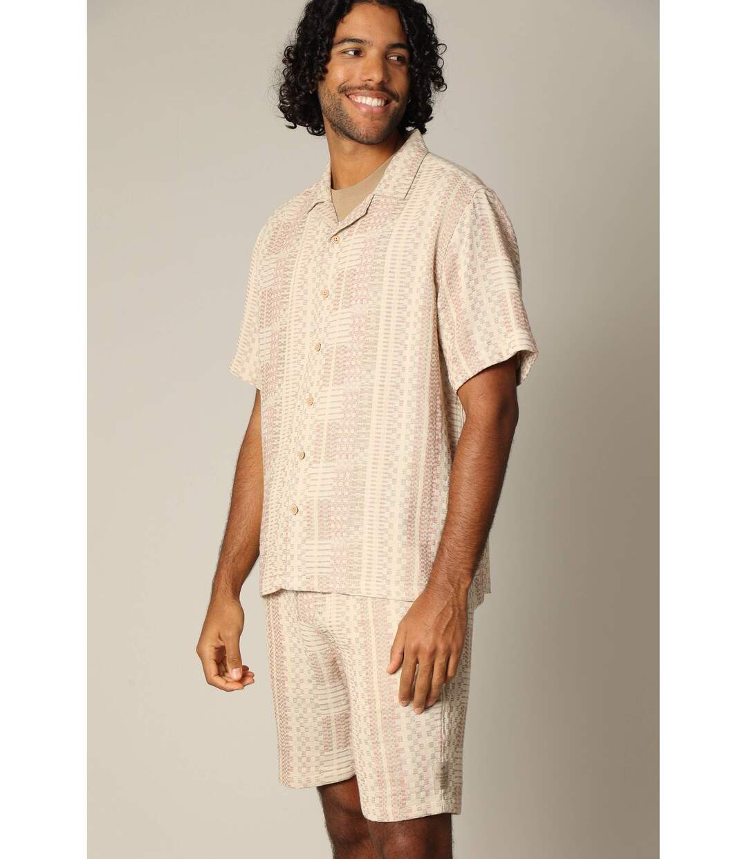 Chemise loose en jacquard à manches courtes avec col cubain et motif géométrique MIO-1