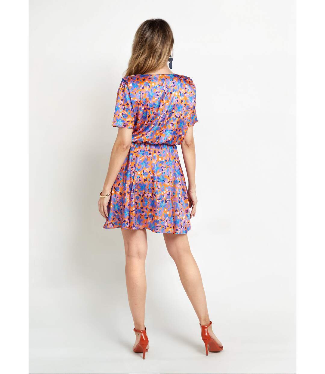 Robe courte satinée col V, motif fleuri-2