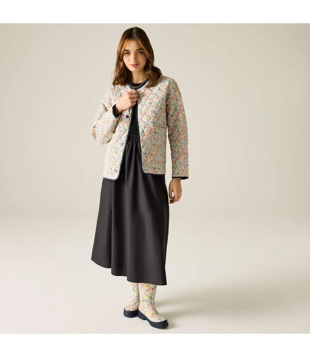 Doudoune Matelassée À Col Rond Et Boutons-pression Motif/style Petites Fleurs Cath Kidston Femme Crème Harmonie Floral Regatta-1