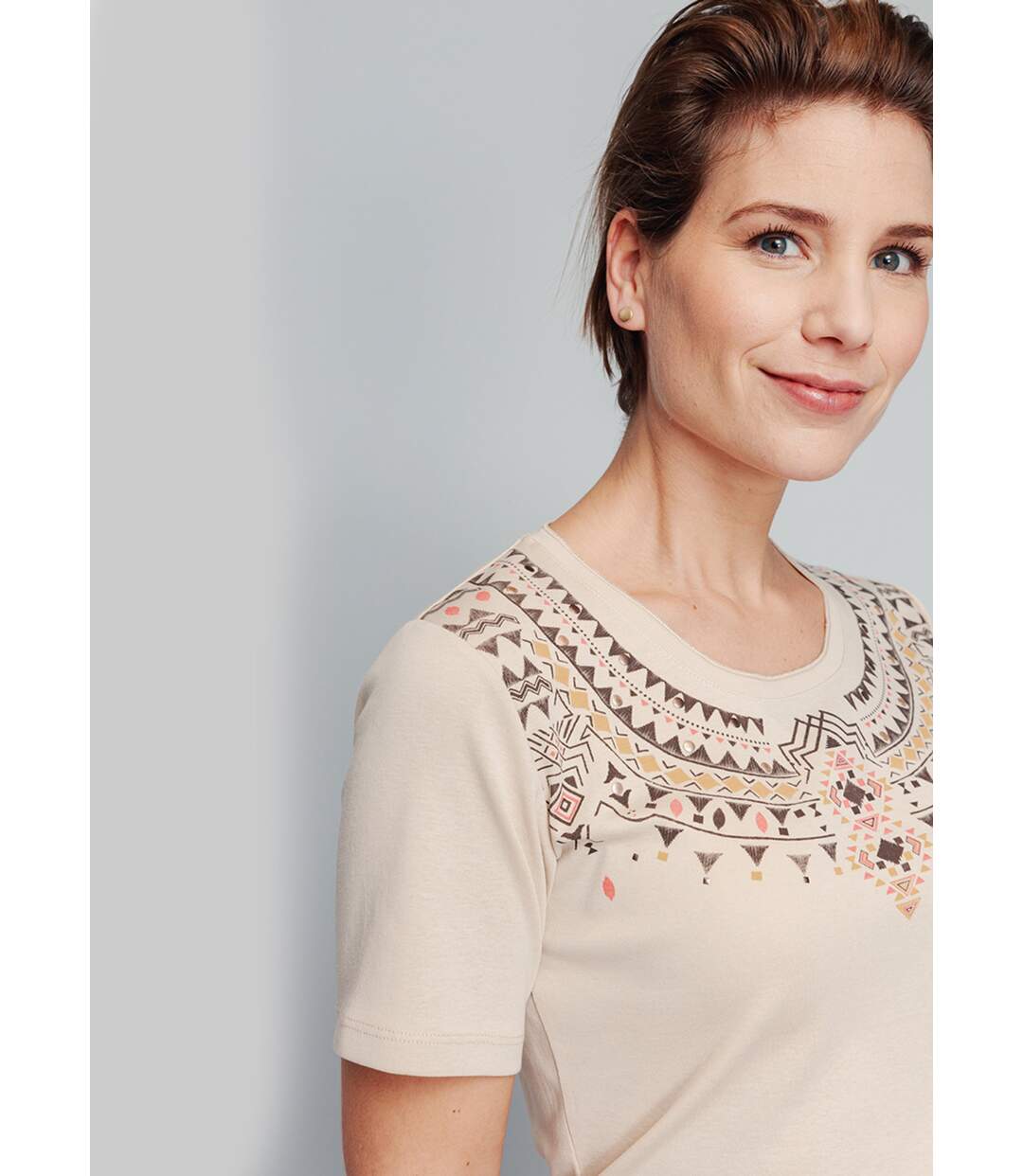 T-shirt manches courtes col motif clouté-5