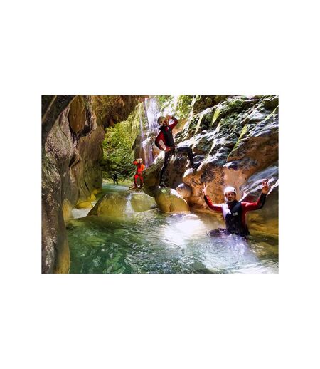 2h30 de canyoning pour 2 personnes avec photos près de Grenoble - SMARTBOX - Coffret Cadeau Sport & Aventure