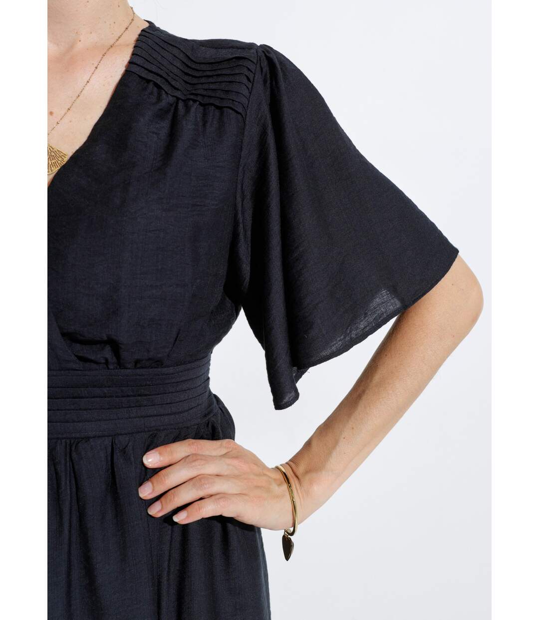 Robe courte taille et épaules plissées-3
