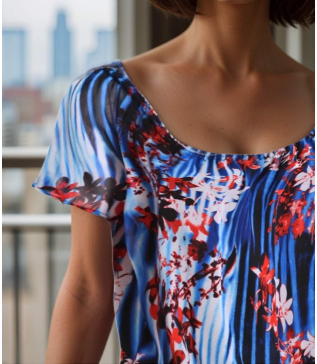 Robe manches courtes chic en noir et bleu avec imprimé floral, parfaite pour briller en toute occasion-4