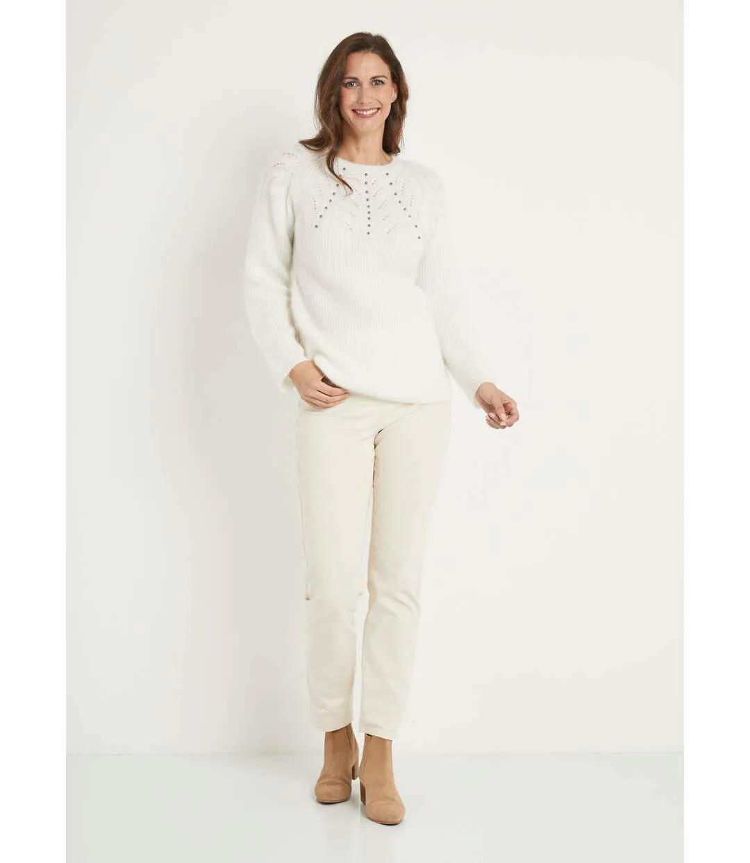 Pull doux maille poilue col rond perlé ajouré-3