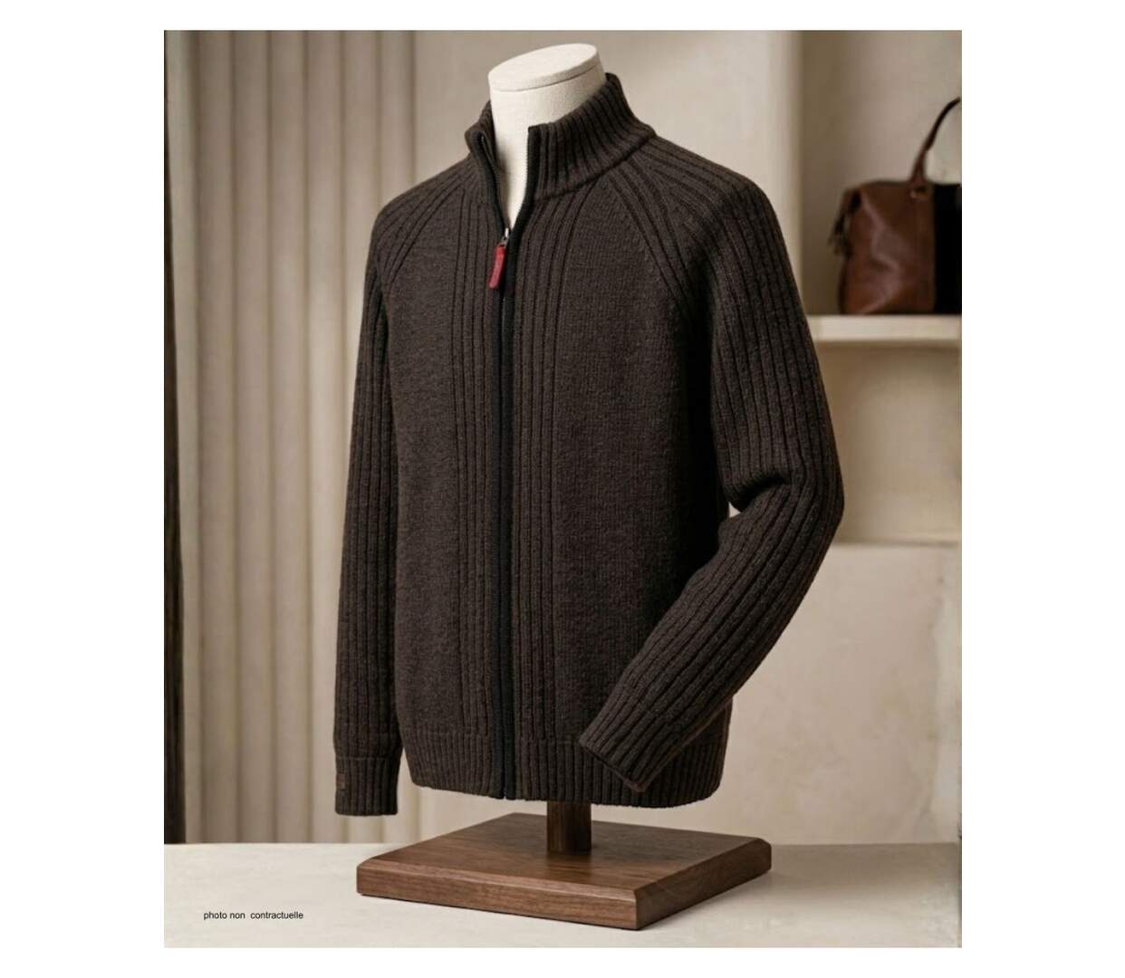 Cardigan homme WINCHESTER CAIMAN2N zippé noir : l'alliance parfaite de la laine et du style raffiné-3