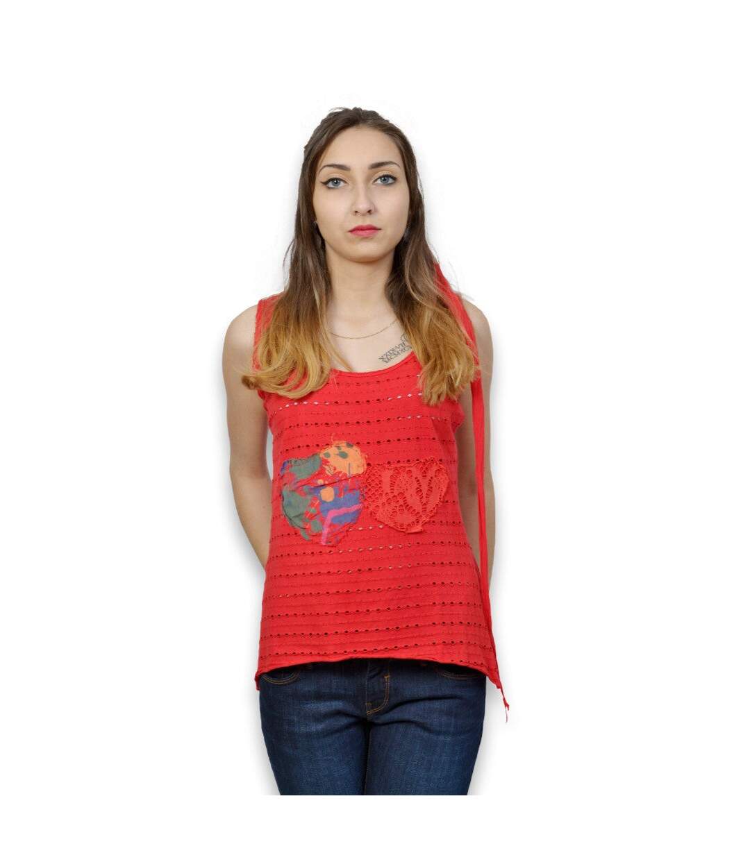 Débardeur femme sans manche de couleur rouge motifs abstraits devant-1