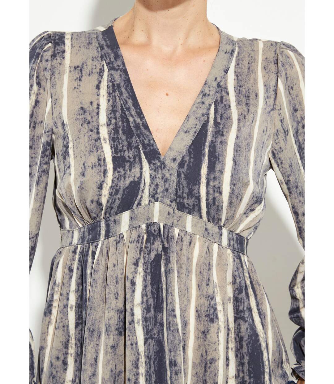 Robe courte col V taille haute plissée-3