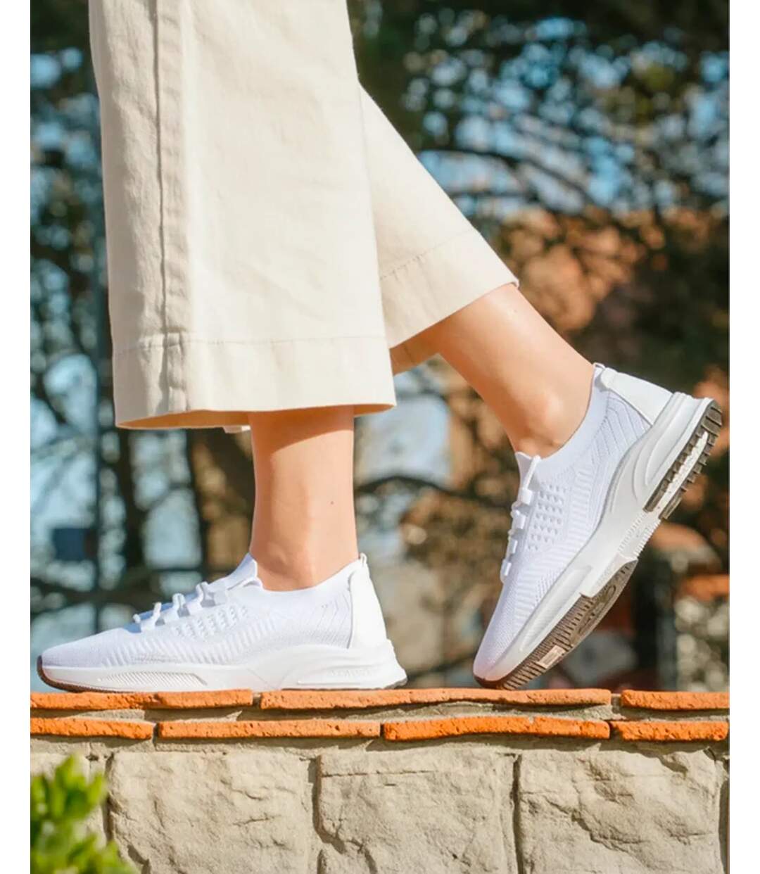 Isotoner Baskets femme slip on, souple et légère, avec lacets-2