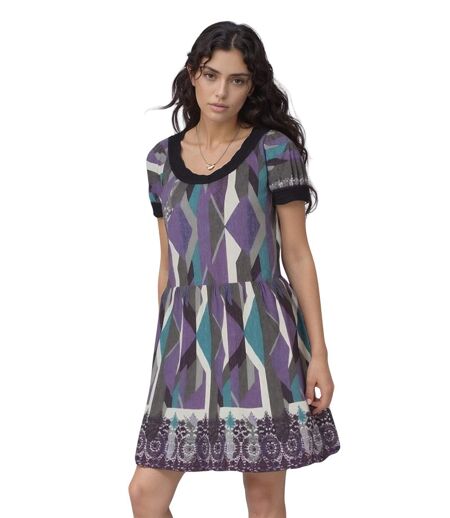Robe femme violette à  manches courtes et col rond, parfaite pour une journée décontractée