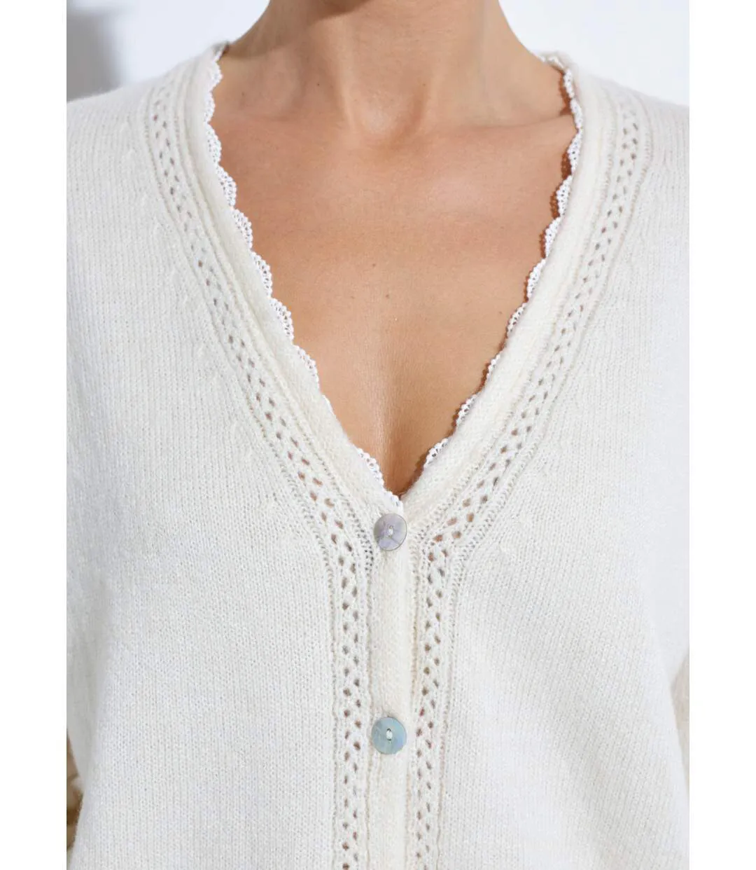 Gilet boutonné col V ajouré et macramé-4